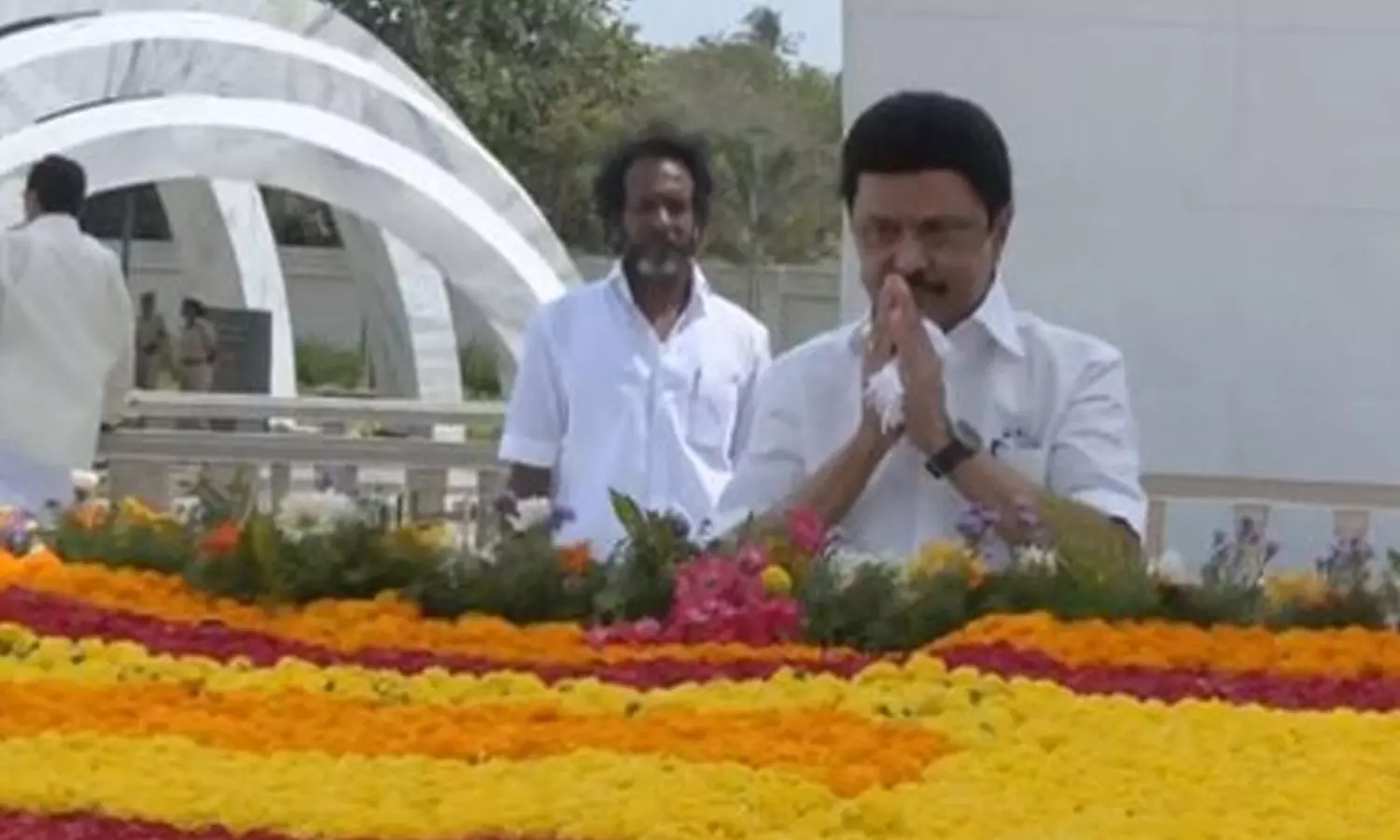 திமுக ஆட்சி பொறுப்பேற்று 3 ஆண்டுகள் நிறைவு- அண்ணா, கருணாநிதி நினைவிடங்களில் மு.க.ஸ்டாலின் மரியாதை