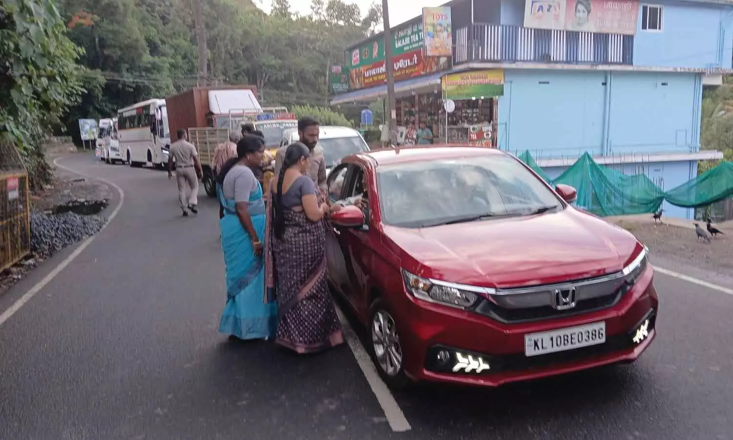 இ-பாஸ் நடைமுறை அமலுக்கு வந்தது: சோதனைக்கு பின் வாகனங்கள் அனுமதி