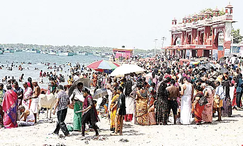 சித்திரை மாத அமாவாசை: ராமேசுவரத்தில் ஆயிரக்கணக்கான பக்தர்கள் குவிந்தனர்