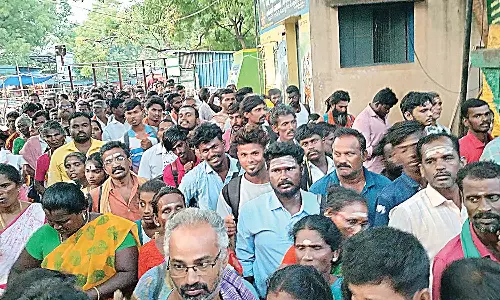 கடும் வெயிலையும் பொருட்படுத்தாமல் சதுரகிரியில் பக்தர்கள் தரிசனம்- மருத்துவ வசதி இல்லை என புகார்