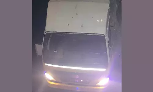 சித்தோடு அருகே 800 கிலோ தங்க நகைகளை கொண்டு சென்ற வேன் கவிழ்ந்து விபத்து