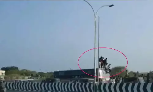 மாநகர பேருந்தின் மேற்கூரையில் ஏறி கல்லூரி மாணவர்கள் அட்டகாசம்