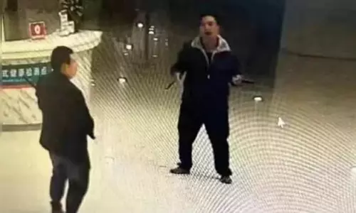 சீனாவில் மருத்துவமனையில் கத்தி குத்து: இருவர் பலி- 21 பேர் காயம்