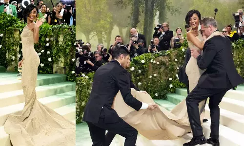 பாடகியை அலேக்காக தூக்கிய பாதுகாவலர்கள்