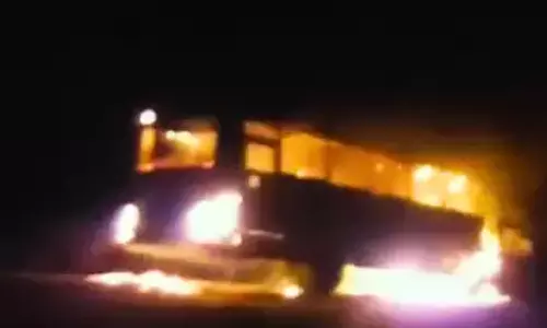 வாக்குப்பதிவு எந்திரங்கள் கொண்டு சென்ற பேருந்தில் திடீர் தீ