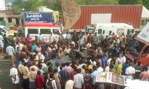 சேலம் அருகே விபத்து: லாரி, டிராக்டர், கார் அடுத்தடுத்து மோதி டிரைவர் பலி