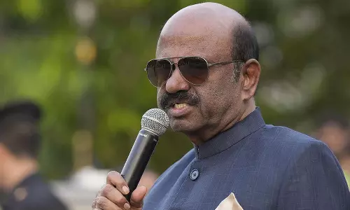 மம்தா, போலீசாருக்கு நோ: சிசிடிவி காட்சிகளை பொதுமக்கள் 100 பேருக்கு காட்டுகிறார் கவர்னர்