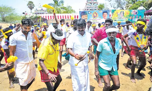 கோவில் விழாவில் நடனமாடி அசத்திய முன்னாள் அமைச்சர் விஜயபாஸ்கர்