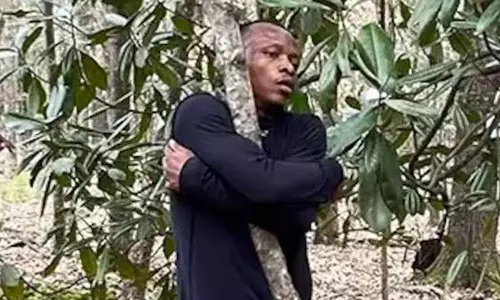 1 மணி நேரத்தில் 1,123 மரங்களை கட்டிப்பிடித்து உலக கின்னஸ் சாதனை படைத்த வாலிபர்