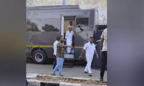 வேட்டையன் : புதுச்சேரியில் வேட்டி சட்டையில் கலக்கும் ரஜினி - வைரலாகும் வீடியோ