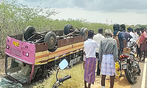 டிரைவர் செல்போனில் பேசியபடி ஓட்டியதால் தலைகுப்புற கவிழ்ந்த பஸ்: 20 பயணிகள் படுகாயம்