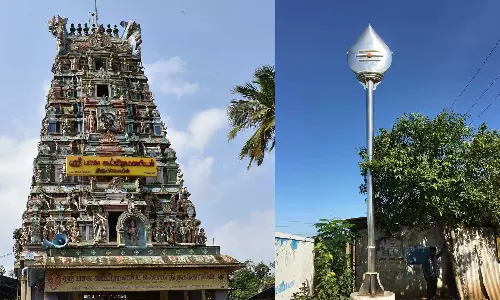 ஊரின் நுழைவு வாயிலில் பிரமாண்ட வேல்