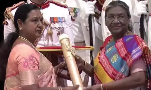 பத்ம பூஷன் விஜயகாந்த் - குடியரசு தலைவரிடம் விருதை பெற்றுக் கொண்டார் பிரேமலதா