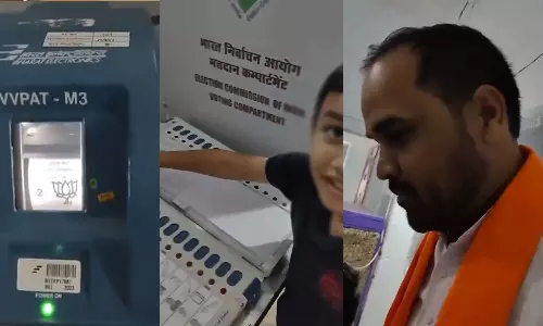 வாக்குப்பதிவு இயந்திரத்தில் ஓட்டு போட்டு விளையாடிய பாஜக உறுப்பினரின் மகன்- தேர்தல் அதிகாரி சஸ்பெண்ட்