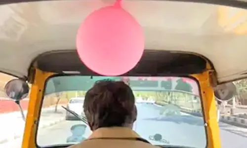 மகளின் பிறந்தநாளில் பலூனால் ஆட்டோவை அலங்கரித்த டிரைவர்