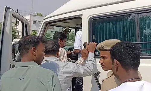 பெருந்துறை அரசு மருத்துவ கல்லூரி மருத்துவமனைக்கு அழைத்து செல்லப்பட்ட சவுக்கு சங்கர்