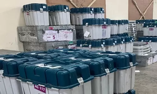 வாக்குப்பதிவு எந்திர பாதுகாப்பு அறை: கண்களை மூடாமல் காவல் காக்கும் தொண்டர்கள்