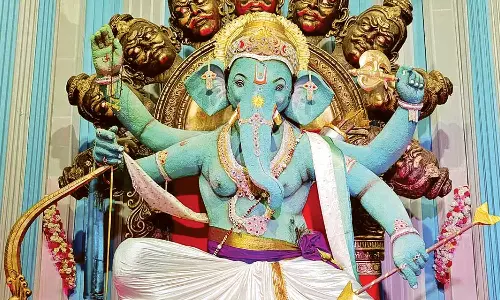 எந்த முருகன் கோவிலிலும் இல்லாத அளவிற்கு இங்கு விநாயகருக்கு சன்னிதி