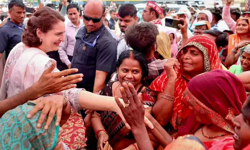 பணவீக்கம், வேலை வாய்ப்பு பற்றி பேசாமல் கடவுள் பெயரில் பாஜக வாக்கு கேட்கிறது: பிரியங்கா காந்தி
