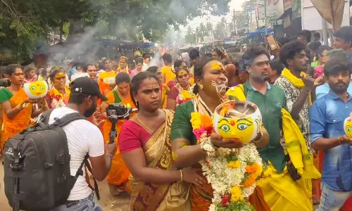 வீரபாண்டி கவுமாரியம்மன் கோவில் சித்திரை திருவிழாவில் திருநங்கைகள் நேர்த்திக்கடன்