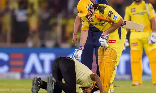 காலில் விழுந்த ரசிகர் - ஜாலியாக விளையாடிய தோனி - வீடியோ வைரல்