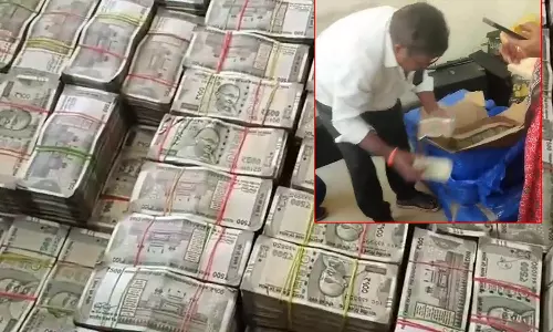 ஆந்திராவில் விபத்தில் சிக்கிய வாகனத்தில் ரூ.7 கோடி - வீடியோ வைரல்