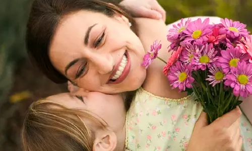 இன்று அன்னையர் தினம் - தாய்மைக்கு தலைவணங்குவோம்