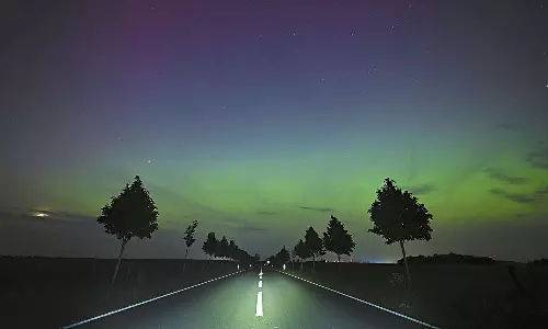 சூரிய புயல் தாக்கத்தால் வானில் தோன்றிய துருவ ஒளி- புகைப்படம் எடுத்து மகிழ்ந்த மக்கள்