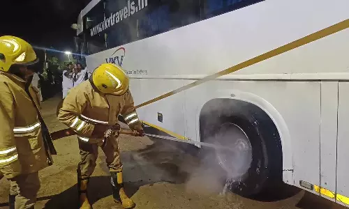 போடி அருகே சென்னை ஆம்னி பஸ் டயர் வெடித்து தீ பிடித்ததால் பரபரப்பு