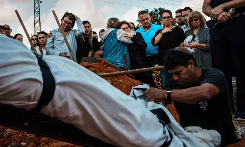 இஸ்ரேல் தாக்குதலில் பலியானவர்கள் உடல்களை அடையாளம் காண திரண்ட உறவினர்கள்