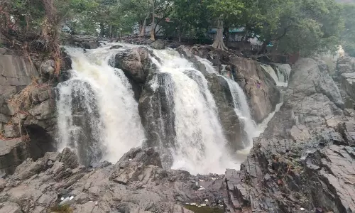 நீர்வரத்து 1000 கனஅடியாக சரிவு: ஒகேனக்கல்லில் குவிந்த சுற்றுலா பயணிகள்