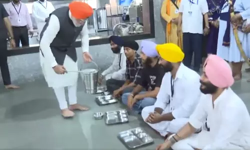 சீக்கியர்களுக்கு உணவு சமைத்து பரிமாறிய பிரதமர் மோடி