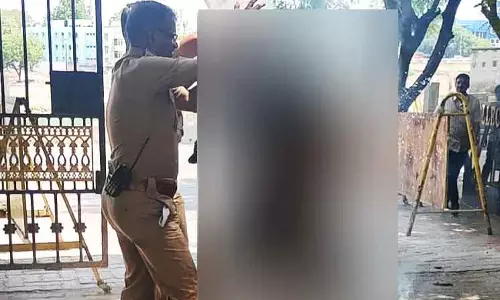 நெல்லை கலெக்டர் அலுவலகத்தில் பெட்ரோல் ஊற்றி தீக்குளித்த வாலிபர்