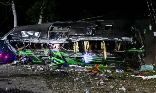 இந்தோனேஷியாவில் கோர விபத்து- கார்கள் மீது பேருந்து மோதியதில் 11 பேர் பலி