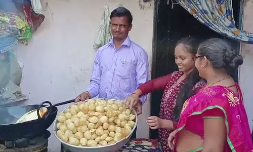 10ம் வகுப்பு தேர்வில் சாதித்த பானிபூரி வியாபாரியின் மகள்