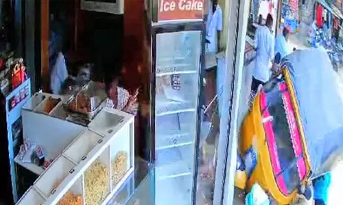 பேக்கரி கடைக்குள் புகுந்த ஆட்டோ