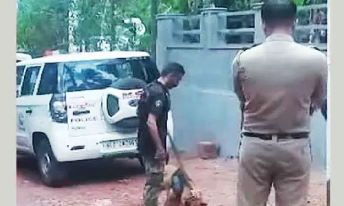 கண்ணூரில் போலீஸ் வாகனம் மீது ஐஸ்கிரீம் குண்டுகள் வீச்சு