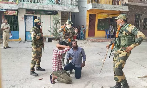 கள்ள ஓட்டு போட வந்த வாலிபர்களை அடி வெளுத்து வாங்கிய துணை ராணுவத்தினர்