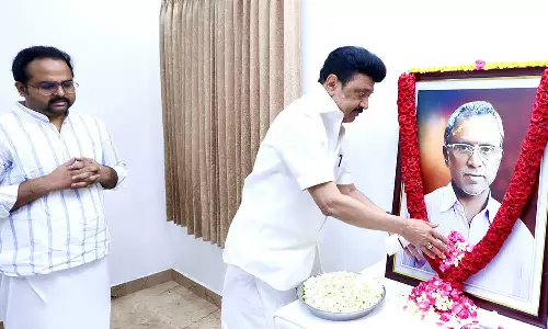 தனி செயலாளரின் தந்தை மறைவு- முதலமைச்சர் மு.க.ஸ்டாலின் நேரில் ஆறுதல்