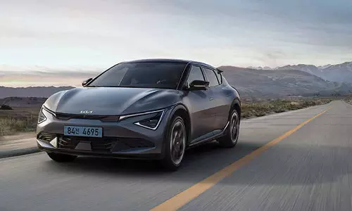 அசத்தல் அம்சங்களுடன் அப்டேட் செய்யப்பட்ட கியா EV6