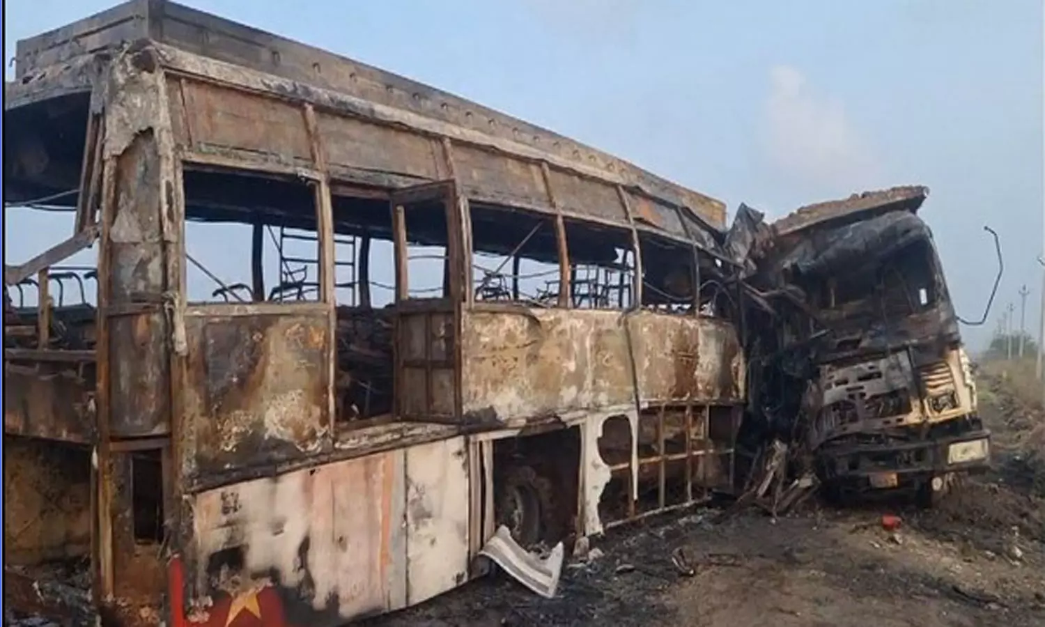 வாக்களித்து விட்டு திரும்பியபோது விபத்து: லாரி-பஸ் மோதி 6 பேர் பலி