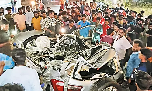 கல்பாக்கம் அருகே சாலையோர மரத்தில் கார் மோதி 5 பேர் பலி