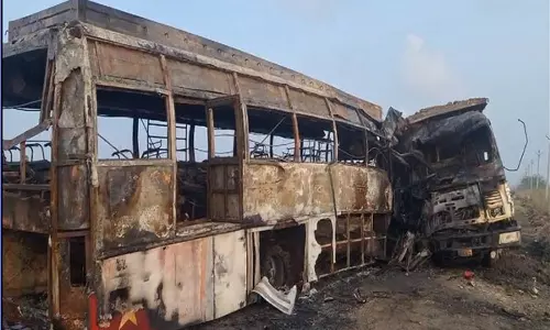 வாக்களித்து விட்டு திரும்பியபோது விபத்து: லாரி-பஸ் மோதி 6 பேர் பலி