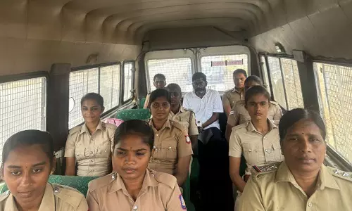 திருச்சி நீதிமன்றத்திற்கு சவுக்கு சங்கரை அழைத்து சென்ற பெண் காவலர்கள்