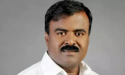 காங். தலைவர் காரை 7 கிலோ மீட்டர் தூரம் பின்தொடர்ந்த வாலிபர்கள்