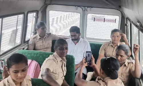 திருமணம் ஆகாத பெண் போலீசிடம் செல்போன் எண் கேட்டதாக சவுக்கு சங்கர் மீது பரபரப்பு புகார்