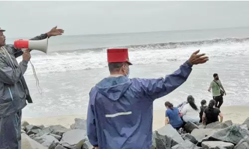 புதுச்சேரியில் கடல் சீற்றத்தால் சுற்றுலா பயணிகளை வெளியேற்றிய போலீசார்