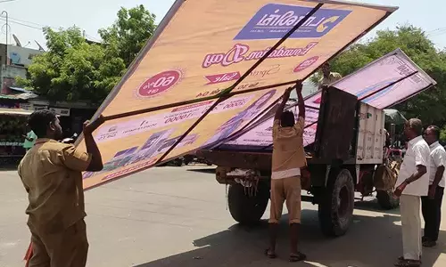 சென்னையிலும் அனுமதி இல்லாமல் ராட்சத விளம்பர பேனர்கள்: கண்டு கொள்வாரில்லை