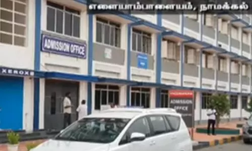 வாக்குப்பதிவு எந்திரங்கள் வைக்கப்பட்டுள்ள கல்லூரியில் வருமான வரி சோதனை