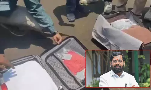 மகாராஷ்டிர மாநில முதல்வர் ஏக்நாத் ஷிண்டே லக்கேஜ்களை சோதனையிட்ட அதிகாரிகள்- வீடியோ
